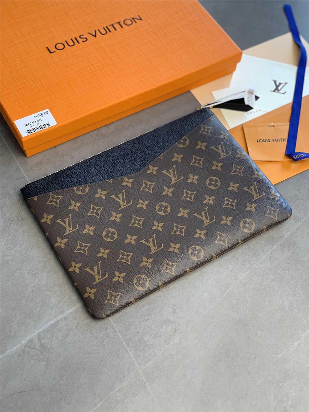 Louis Vuitton M62048  29.5 x 21.0 x 1.0 cm 2025 new 